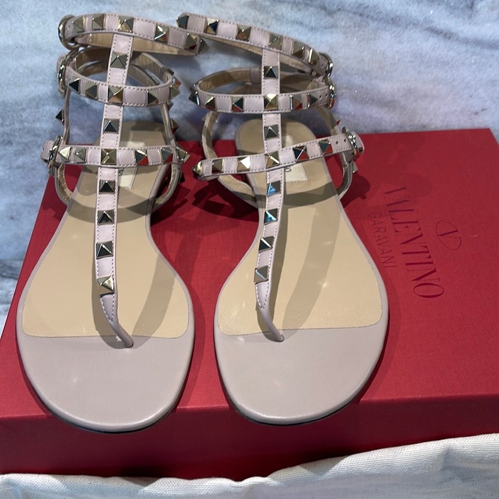 Valentino Garavani
Rockstud Ankle-Strap Leather Thong Sandals size 37 - Picture 7 of 10
